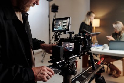 Equipo de DG Video Producción filmando con cámara y slider en un rodaje