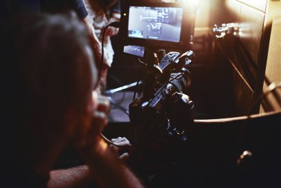Detalle de cámara y monitor durante un rodaje de DG Video Producción