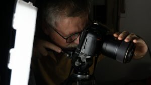 Camarógrafo de DG Video Producción enfocando con una cámara réflex profesional durante un rodaje